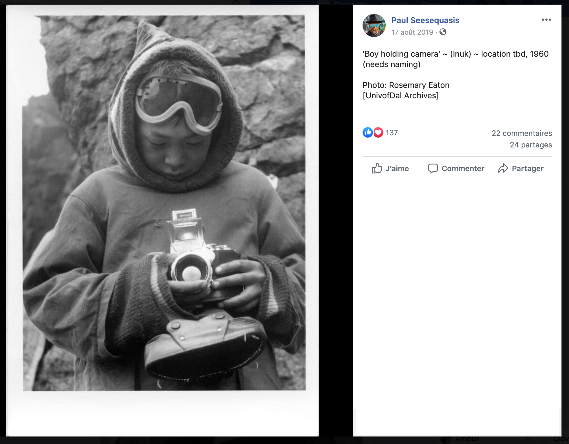 Boy holding camera (identifié grâce au projet comme étant Mosha Michael). Capture d’écran de la page Facebook de Paul Seesequasis. Photographie de Rosemary Eaton, 1960.