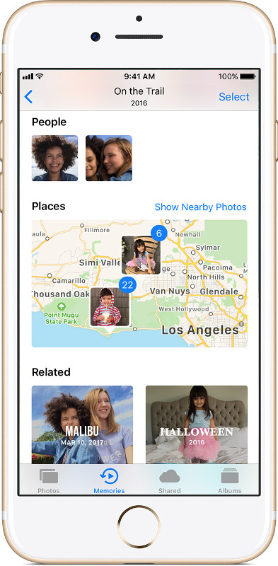 Les souvenirs sont classés selon les métadonnées associées aux clichés (reconnaissance des visages, localisation, etc.) © Apple