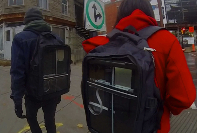 Photographie documentant la performance <scanner-pack>montreal de Karla Tobar Abarca, en collaboration avec christian scott, Montréal, 2016. Reproduit avec l’aimable autorisation de l’artiste.