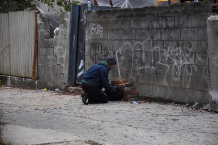 Photographie montrant christian scott en train de numériser une surface du Mile-End pendant la performance <scanner-pack>montreal de Karla Tobar Abarca, Montréal, 2016.
