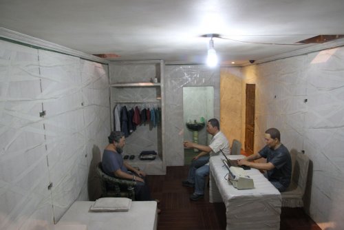 S.A.C.R.E.D., 2011-2013, chaque élément&nbsp;: 377 x 198 x 153&nbsp;cm, vue de l’installation ©&nbsp;Ai Weiwei - Designboom (Église Sant’Antonin, Venise, 2013)